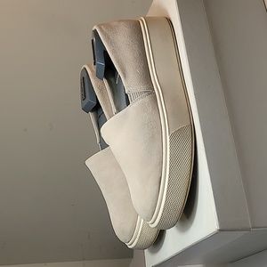 Vince Camuto Abbinna gray suede leather platform sneakers size 8M